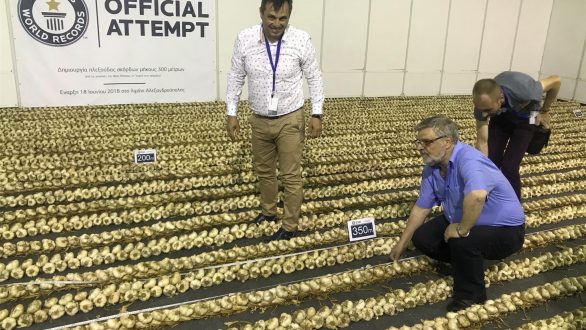 Επίσημα η Νέα Βύσσα στο βιβλίο των Ρεκόρ Γκίνες για τη μεγαλύτερη πλεξούδα σκόρδων!