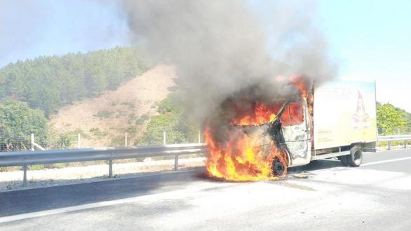 ΤΩΡΑ: Φωτιά σε όχημα στην Εγνατία
