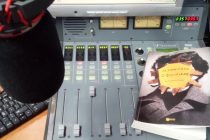 Ο Χρήστος Χωμενίδης με το βιβλίο του “Ο ΦΟΙΝΙΚΑΣ” στο Ράδιο Έβρος…