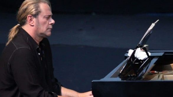 Ο Στέφανος Κορκολής αντικαταστάτης του Χατζή στο «Αυγουστιάτικο Φεγγάρι»