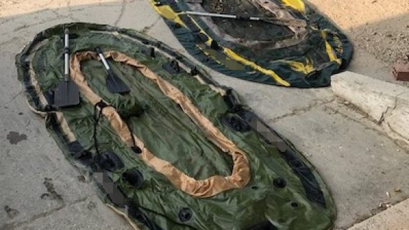 Συνελήφθησαν διακινητές που μετέφεραν 17 άτομα με βάρκες στην Μάνδρα