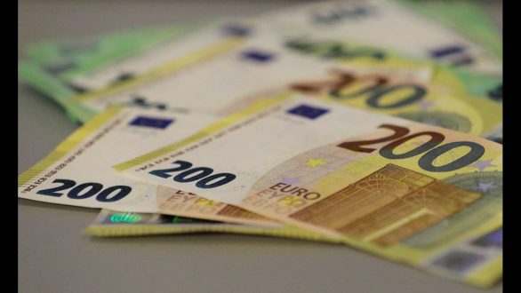 Τέλη Μαΐου θα κυκλοφορήσουν τα νέα άφθαρτα χαρτονομίσματα των 100 και 200 ευρώ