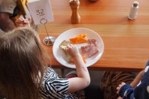 Σχολικά γεύματα: Επεκτείνεται το πρόγραμμα σε περισσότερα σχολεία