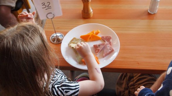 Σε 22 σχολεία σε δύο δήμους του Έβρου θα εφαρμοστεί το πρόγραμμα “Σχολικά γεύματα”