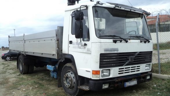 29 άτομα σε κρύπτη φορτηγού μετέφερε διακινητής στον Δορίσκο