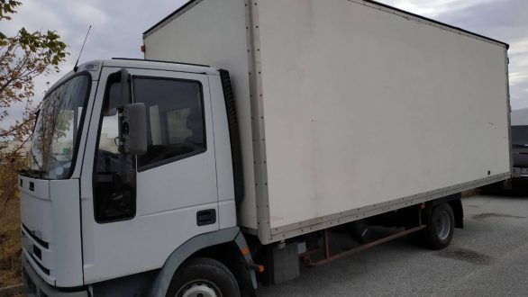 Συλλήψεις διακινητών που μετέφεραν πενήντα άτομα με φορτηγό σε Έβρο και Ροδόπη