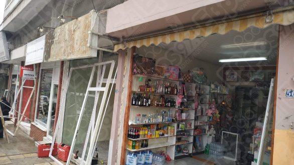 Σύγκρουση αυτοκινήτου με βιτρίνα καταστήματος στο Διδυμότειχο