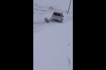 Έκανε σκι με “αυτοσχέδιο έλκηθρο” γυμνός στην παγωμένη και χιονισμένη Ορεστιάδα!