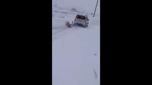 Έκανε σκι με “αυτοσχέδιο έλκηθρο” γυμνός στην παγωμένη και χιονισμένη Ορεστιάδα!