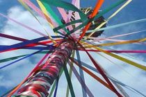 Χορεύουμε «Το Γαϊτανάκι» με μεταξωτές κορδέλες στο Μουσείο Μετάξης