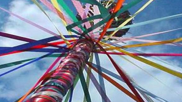 Χορεύουμε «Το Γαϊτανάκι» με μεταξωτές κορδέλες στο Μουσείο Μετάξης