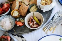 Καθαρά Δευτέρα : Γιατί τρώμε θαλασσινά, λαγάνα, χαλβά