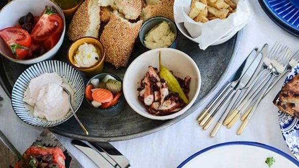 Καθαρά Δευτέρα : Γιατί τρώμε θαλασσινά, λαγάνα, χαλβά