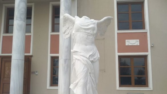 Στην Αλεξανδρούπολη δεσπόζει το πρώτο πιστό αντίγραφο της Νίκης της Σαμοθράκης