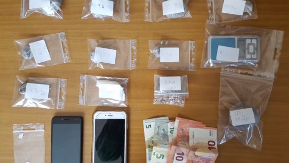 Συνελήφθησαν 3 ημεδαποί κατηγορούμενοι για διακίνηση και κατοχή ναρκωτικών