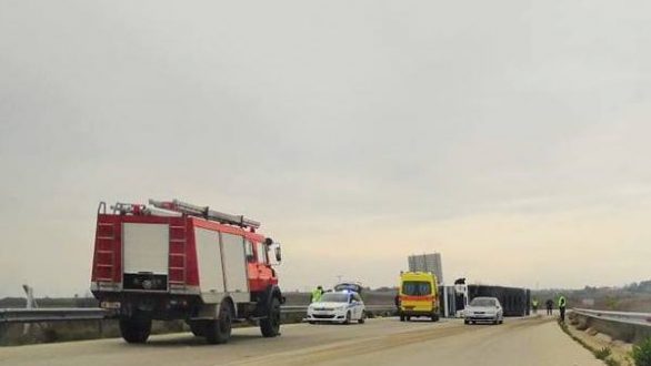 Ανατροπή νταλίκας έξω από το Ορμένιο