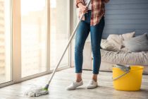 Πώς να μη μυρίζει άσχημα το σπίτι μετά το σφουγγάρισμα