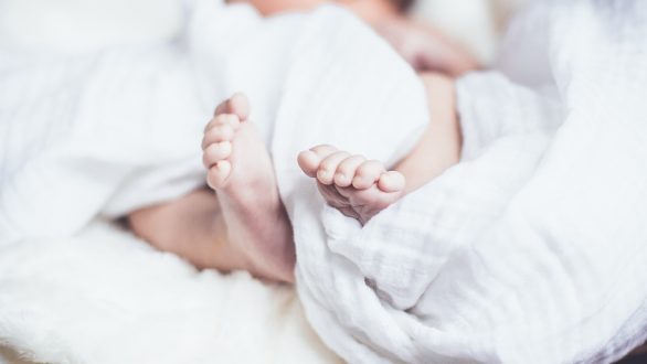 Γονική άδεια και στους μπαμπάδες: Μέχρι 6 μήνες πλέον η άδεια πατρότητας