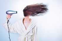 Τρία λάθη που πρέπει να αποφεύγετε όταν έχετε βρεγμένα μαλλιά