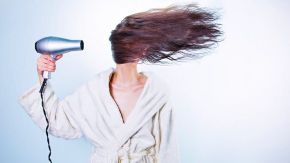 Τρία λάθη που πρέπει να αποφεύγετε όταν έχετε βρεγμένα μαλλιά