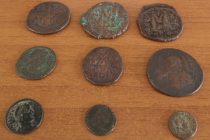 Κήποι: Έκρυβε 1.055 αρχαία ελληνικά νομίσματα μέσα σε  μπουκάλια νερού και φαγητό