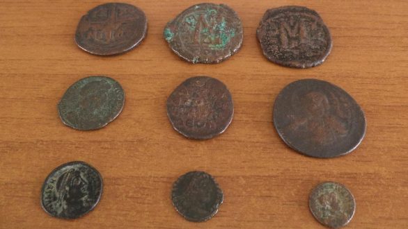 Κήποι: Έκρυβε 1.055 αρχαία ελληνικά νομίσματα μέσα σε  μπουκάλια νερού και φαγητό