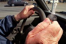 Διπλώματα οδήγησης σε ηλικιωμένους: Οι γιατροί θα αποφασίζουν ποιοι μπορούν να οδηγούν