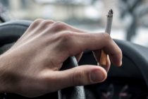 Αντικαπνιστικός νόμος: Τέλος το τσιγάρο και πίσω από το τιμόνι – Πρόστιμο έως και 3.000 ευρώ – Τι ισχύει για οδηγούς, συνοδηγούς
