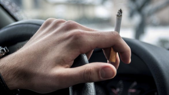 Αντικαπνιστικός νόμος: Τέλος το τσιγάρο και πίσω από το τιμόνι – Πρόστιμο έως και 3.000 ευρώ – Τι ισχύει για οδηγούς, συνοδηγούς