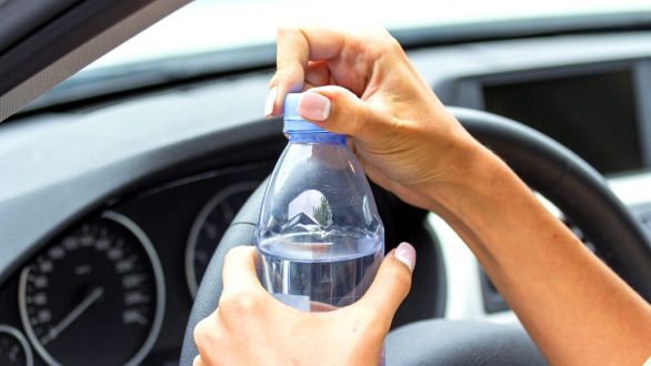 Γιατί είναι πολύ σημαντικό να πίνεις νερό όταν οδηγείς