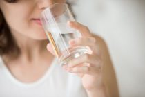 Καύσωνας: Πόσα ποτήρια νερό πρέπει να πίνετε καθημερινά