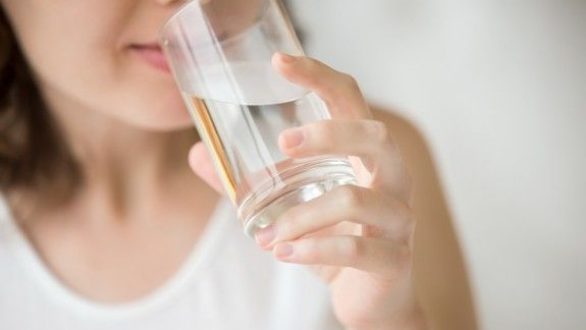 Καύσωνας: Πόσα ποτήρια νερό πρέπει να πίνετε καθημερινά