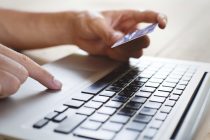 Τι αλλάζει στις αγορές στο internet με κάρτα