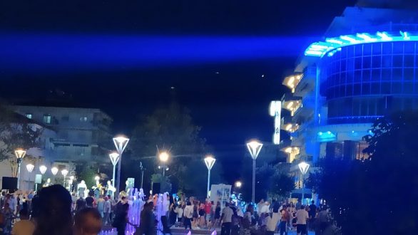 «Πλημμύρισε» από κόσμο το κέντρο της Ορεστιάδας στην πρώτη «Λευκή Νύχτα»- Ποικίλα τα σχόλια του κόσμου