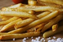 Τι να κάνετε για να μην μαυρίσουν οι κομμένες πατάτες σας