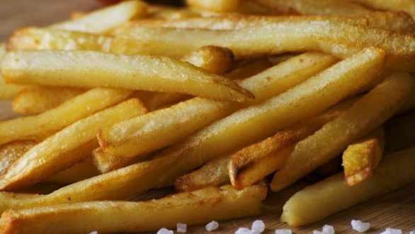 Τι να κάνετε για να μην μαυρίσουν οι κομμένες πατάτες σας