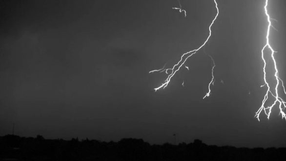 Καιρός: Έπεσαν 27.000 κεραυνοί