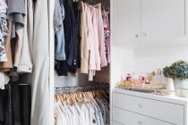 Έξυπνα τρικ για να οργανώσεις μια πολύ μικρή ντουλάπα τη νέα σεζόν