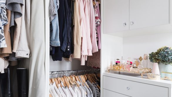 Έξυπνα τρικ για να οργανώσεις μια πολύ μικρή ντουλάπα τη νέα σεζόν