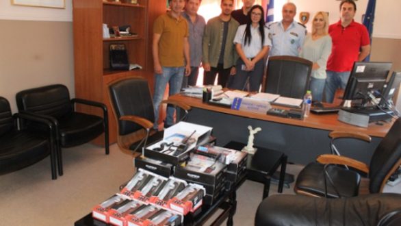 Δωρεά ασυρμάτων και φακών στην Αστυνομία Αλεξανδρούπολης