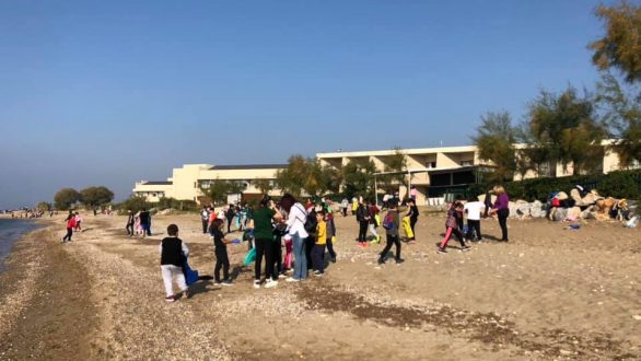 300 μαθητές καθαρίζουν τις ακτές της Αλεξανδρούπολης