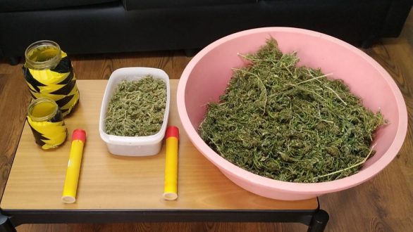 Αλεξανδρούπολη: Βρήκαν στην οικία του βεγγαλικά και ναρκωτικά