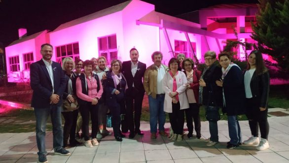 Το Πολυκοινωνικό Κέντρο του Δήμου Αλεξανδρούπολης φωτίστηκε με ροζ χρώμα ως σύμβολο ελπίδας