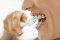 Το τακτικό βούρτσισμα των δοντιών προστατεύει και την καρδιά