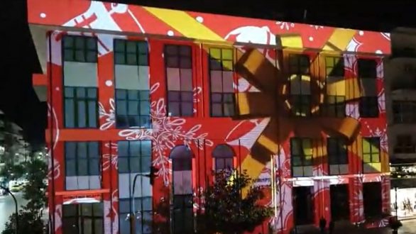 Η μαγεία των Χριστουγέννων “ζωντάνεψε” στο κτήριο του Δημαρχείο Αλεξανδρούπολης!