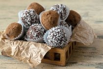 Πώς να φτιάξετε τρουφάκια με κουραμπιέδες που περίσσεψαν