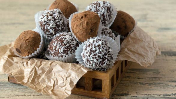 Πώς να φτιάξετε τρουφάκια με κουραμπιέδες που περίσσεψαν