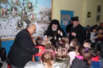 Επισκέψεις του Μητροπολίτη Δαμασκηνού σε σχολεία και διανομή σχολικών ειδών