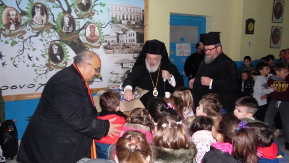 Επισκέψεις του Μητροπολίτη Δαμασκηνού σε σχολεία και διανομή σχολικών ειδών