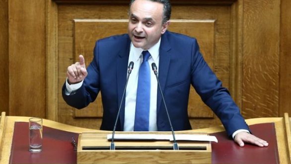 Ένταση στη Βουλή με τη φράση βουλευτή της Ελληνικής Λύσης περί «μαύρων αλλοδαπών» – Κελέτσης: “Είναι ντροπή!”
